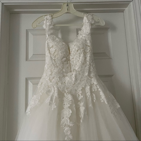 Kleinfeld wedding dress - Cathrine off the shoulder - Picture 4 of 11